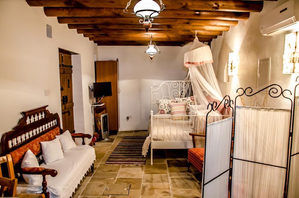 Xenios Cottages Lofou Quarto foto